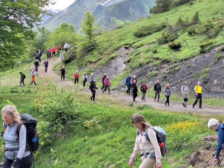 Une belle chaîne d'amitié sur les sentiers !